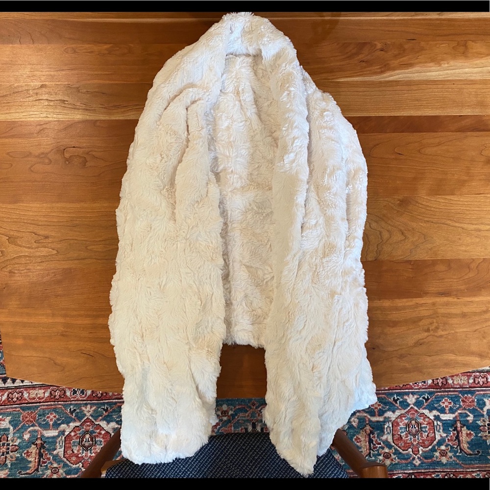 Davie & Chiyo Yorkshire Faux Fur Shawl